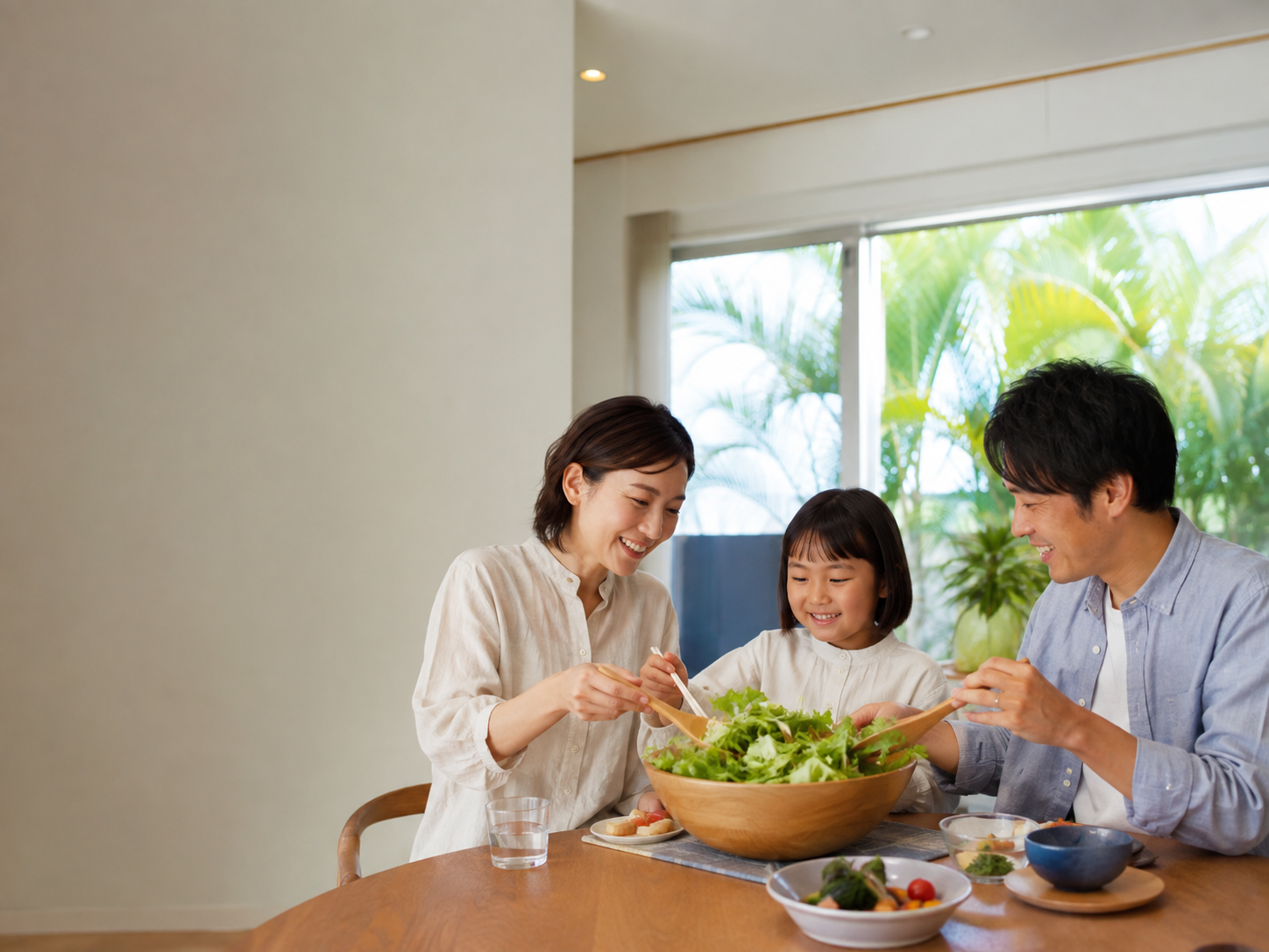 家族で新鮮なサラダを楽しむ食卓